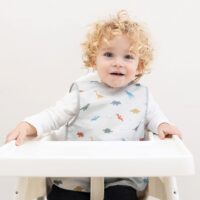 Tiny Twinkle Babero a prueba de desorden – Delantal de destete impermeable y ligero | 100% poliéster reciclado, fácil de limpiar y lavable a máquina (dinosaurio, pequeño 6-24 meses) - Image 4