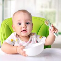 NumNum - Juego de 2 cucharas de entrenamiento para bebés y niños a partir de 6 meses, primera etapa, para destete guiado por el bebé, silicona, autoalimentación, lila/rosa - Image 2